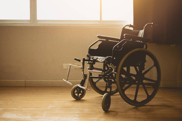 wózek inwalidzki w pokoju szpitalnym przy oknach światło słoneczne rano - Zdjęcie, obraz