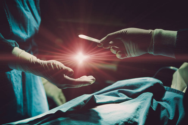 lékař operující pacient v nemocnici posílající chirurgickou čepel s lehkou erupcí za poskytnutí života s konceptem dárce orgánů. - Fotografie, Obrázek