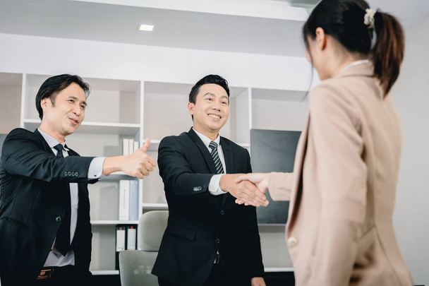 Funcionário do escritório de negócios promovem cumprimentar aperto de mão com chefe líder da equipe. - Foto, Imagem