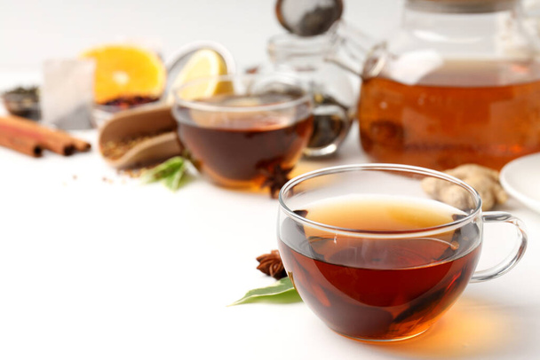 Concept de boisson chaude avec thé sur fond blanc - Photo, image