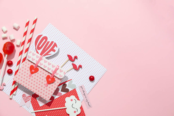 Valentijnsdag accessoires op roze achtergrond, ruimte voor tekst - Foto, afbeelding