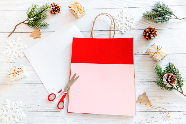 DIY子供のためのクリスマス紙袋のためのステップバイステップガイドの指示。色の紙で作られたサンタと新年のパック,接着剤とはさみ.優れた運動能力。冬休みの時間。手作りだ。ステップ5 - 写真・画像