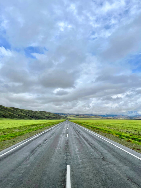 Estrada de asfalto nas montanhas Altai. A estrada que se estende na distância em uma montanha. Uma parte do trato Chuisky, Altai, Rússia - Foto, Imagem