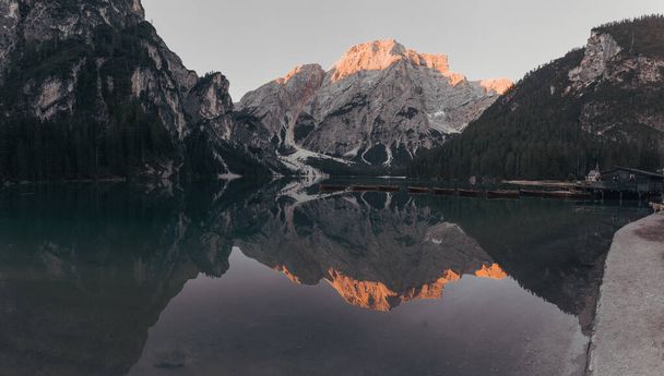 山に囲まれたボートのある湖の風景 - 写真・画像