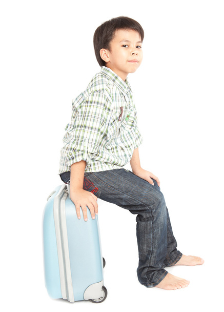 Мальчик с чемоданом стоит
 - Фото, изображение