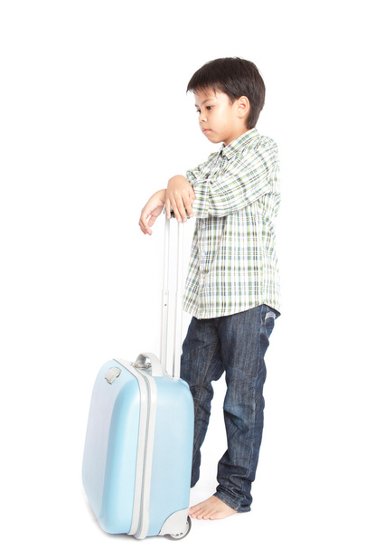 Chico con una maleta está de pie
 - Foto, Imagen