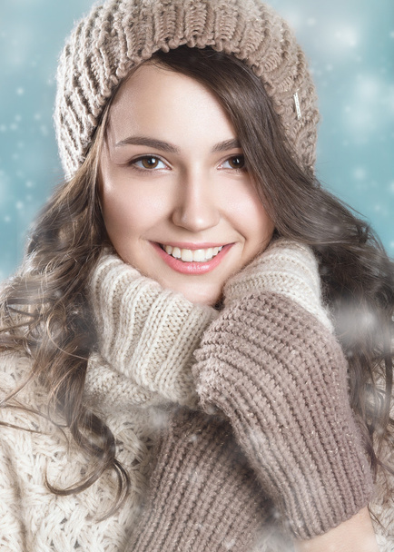 Pretty smiling girl in a knitted hat and a warm sweater. Beauty face - Foto, Bild