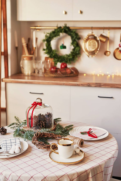 Cozinha e mesa de Natal. Vermelho, verde e branco decoração árvore de natal fundo. Celebração de Ano Novo. Feliz Natal e Feliz Ano Novo - Foto, Imagem