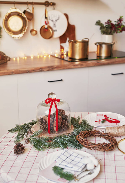 Noel mutfağı ve masa. Kırmızı, yeşil ve beyaz dekor Noel ağacı arka planı. Yeni yıl kutlaması. Mutlu Noeller ve mutlu yıllar. - Fotoğraf, Görsel