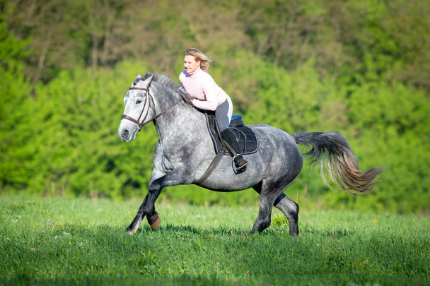 Женщина верхом на лошади - Фото, изображение