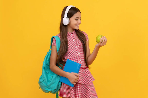 Σεπτέμβριος 1. Υγιής παιδική ηλικία. Παιδί με σχολική τσάντα. Μουσική. χαρούμενα έφηβος κορίτσι μεταφέρουν σακίδιο. - Φωτογραφία, εικόνα
