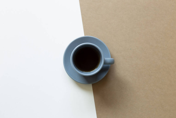 Taza de café gris sobre fondo marrón y blanco. plano, vista superior, espacio para copiar - Foto, imagen
