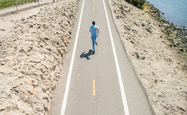 homem atlético maduro correndo na estrada ao ar livre, maratona - Foto, Imagem