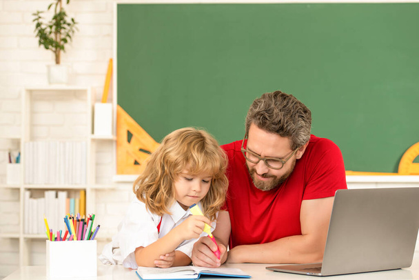 video lezione webinar. educazione online su laptop. padre e figlio utilizzano le moderne tecnologie di comunicazione - Foto, immagini