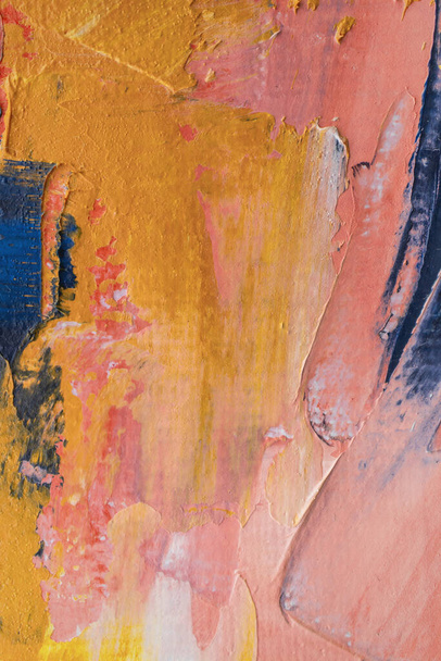 Conceptueel abstract schilderij van een paar wolven. Schilderen in veelkleurige tinten. Close-up van een schilderij met olieverf en paletmes op doek. - Foto, afbeelding