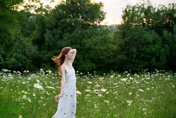 Beyaz elbiseli kadın dans doğası yaz pozu veriyor. - Fotoğraf, Görsel