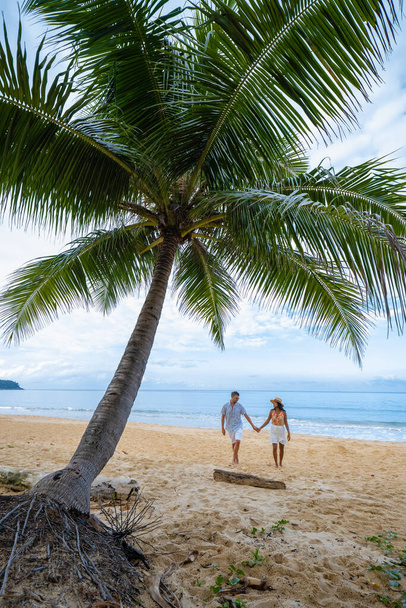 Karon strand Phuket Thaiföld, pár férfi és nő séta a trópusi strandon egy luxus nyaralás Thaiföldön - Fotó, kép