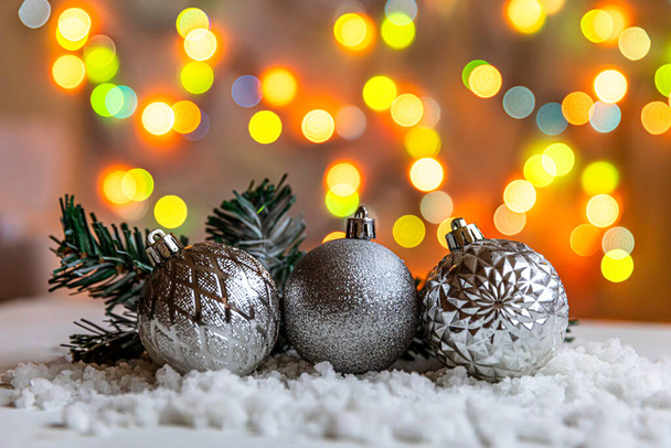 Résumé Fond de Noël de l'Avent. Décorations d'hiver ornements boules sur fond avec de la neige et des guirlandes déconcentrées lumières. Joyeux Noël concept de temps. - Photo, image