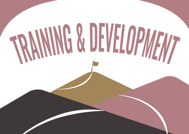 Handschrift Training and Development. Concept betekent organiseren van extra leren versnellen vaardigheden Mountain Range Tekenen met weg leidt tot verhoogde vlag aan de top. - Foto, afbeelding