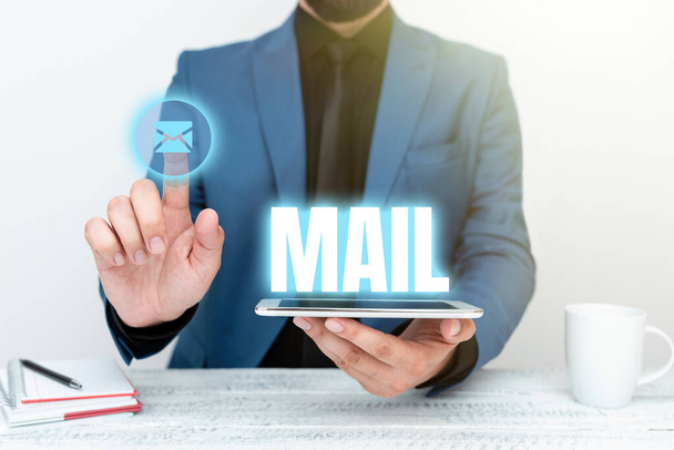 A Mail kijelzése. Koncepcionális fotólevelek vagy a postai rendszeren keresztül küldött vagy kézbesített csomagok Kommunikációs technológia bemutatása Okostelefon Hang- és videohívás - Fotó, kép