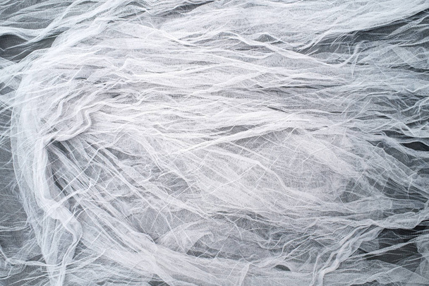 Lehká tkanina bílá síťovina krajka, textura tkaniny je krásně zakryté pozadí. Abstraktní bílá textilie textura pozadí.  - Fotografie, Obrázek
