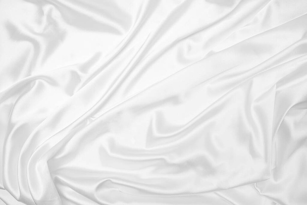 Poklesky bílého saténu, hedvábí a bavlny. Abstraktní bílé tkaniny textury pozadí. Měkká vlna látky. - Fotografie, Obrázek