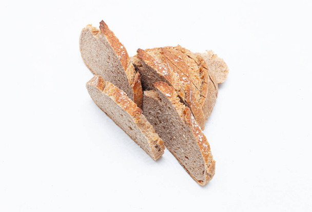 Folien von französischem Brot auf weißem Hintergrund - Foto, Bild