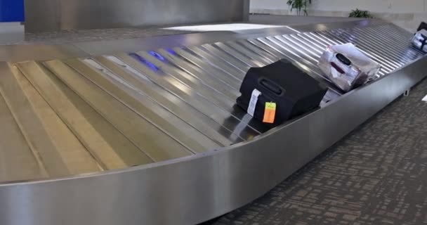 Karuzela odbioru bagażu na lotnisku - Materiał filmowy, wideo