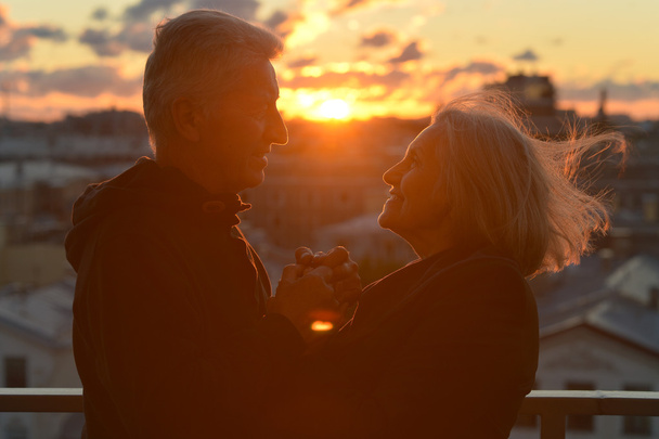 夕焼け空の上の高齢者のカップル - Fotografie, Obrázek