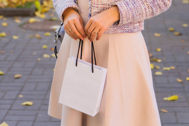Mujer con bolsa blanca de regalo - Foto, Imagen