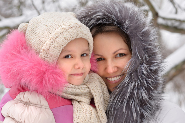 Mother and daughter in winter - Φωτογραφία, εικόνα