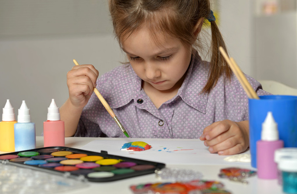 Little girl drawing - Foto, imagen
