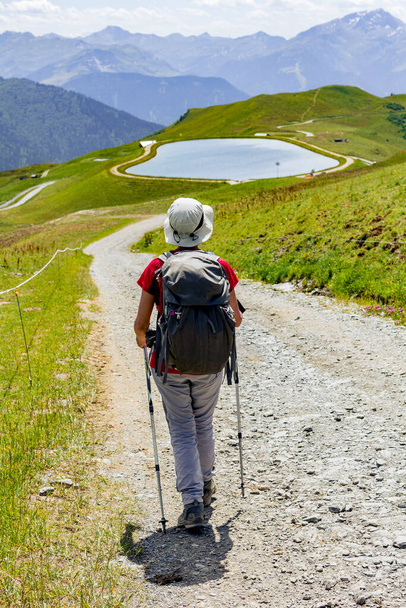 woman walking in the alps - Fotoğraf, Görsel