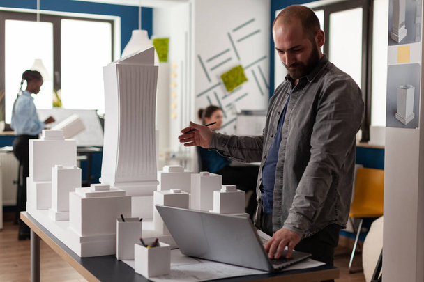 Arhitectural designer videokonferencia bemutató fehér hab épület modell - Fotó, kép