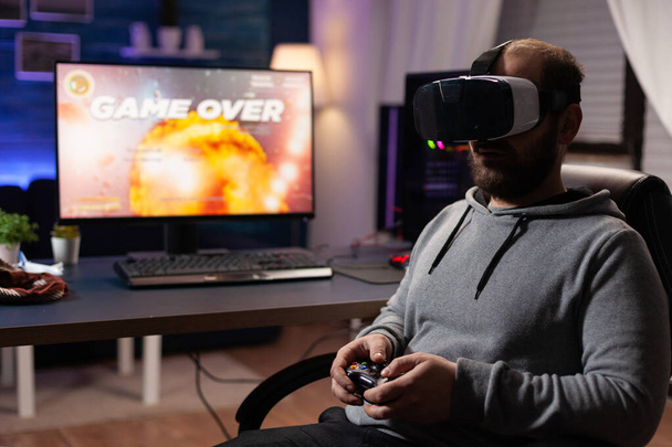 Άνθρωπος που παίζει βιντεοπαιχνίδια στον υπολογιστή χρησιμοποιώντας γυαλιά vr - Φωτογραφία, εικόνα