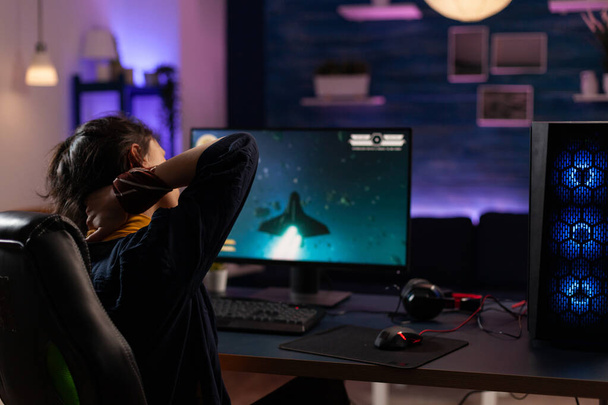 Человек, готовящийся играть в видеоигры на мониторе - Фото, изображение