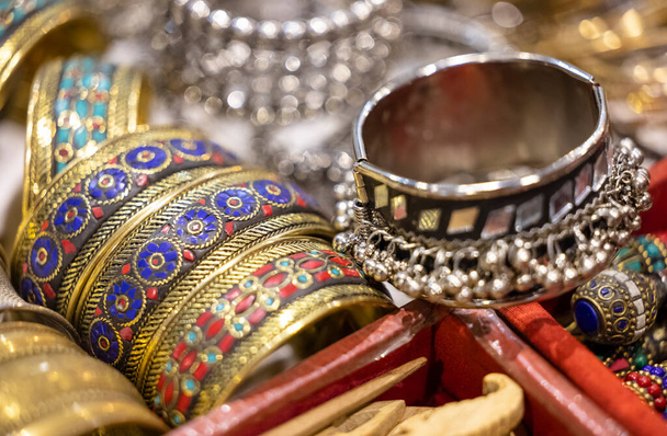 Indické etnické šperky na displeji v místním obchodě, detailní pohled  - Fotografie, Obrázek