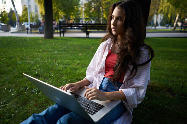 woman outdoors work internet online business technology - Фото, изображение