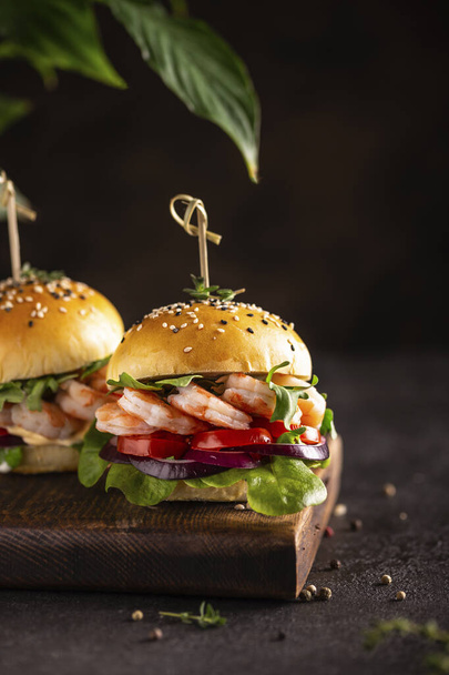 Delisious burger with shrimps on a wooden board - Foto, Bild