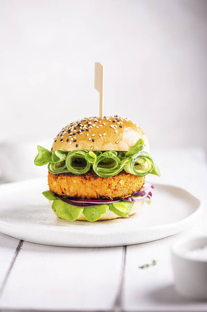 Vegetarian burger with vegetable cutlet - Foto, afbeelding