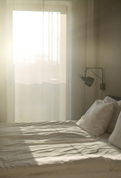 Спальня освещена теплым летним солнцем. - Фото, изображение