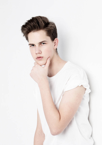młody mężczyzna model noszenie biały t-shirt - Zdjęcie, obraz