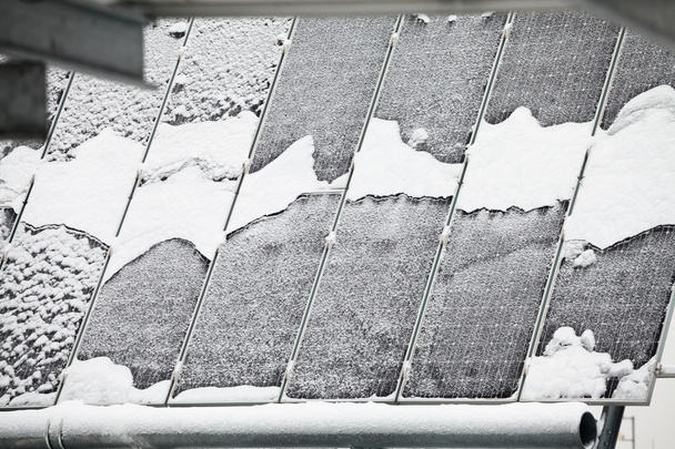 Panel fotowoltaiczny pokryty śniegiem - Zdjęcie, obraz