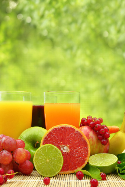 Frutta fresca e tre bicchieri pieni di succo
 - Foto, immagini