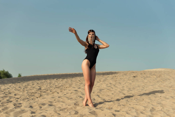 Mladá brunetka na horkém písku - Fotografie, Obrázek