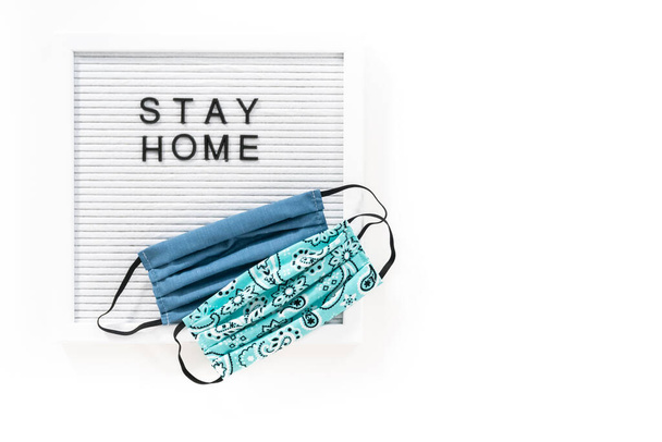 STAY HOME sign on message board with a homemade face mask. - Fotoğraf, Görsel
