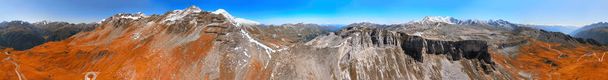 ドローンから夏の季節にオーストリア、グロズロックナー山のパノラマ360度の空中ビュー - 写真・画像