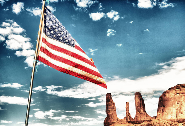 Αμερικανική σημαία στο τοπίο Monument Valley, ΗΠΑ. - Φωτογραφία, εικόνα