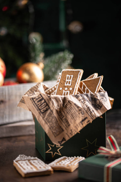 Зелена святкова коробка з різдвяним печивом
 - Фото, зображення