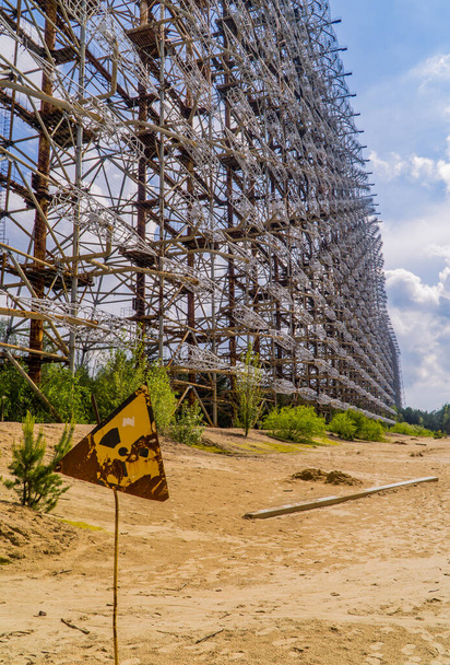 Signo radiactivo junto al abandonado Duga soviético sobre el radar del horizonte dentro de la Zona de Exclusión de Chernobyl - Foto, Imagen